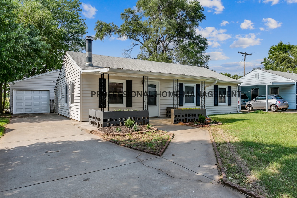 Primary Photo - Updated Park City Home for Rent or Rent to...