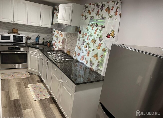 Building Photo - 305 Oak Tree Ave