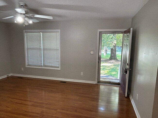 Foto del edificio - Greensboro Home - Lisa Barker - 336.986.4840