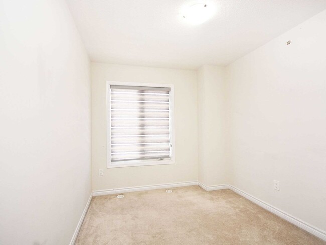 1st bedroom - 108 Bannister Cres