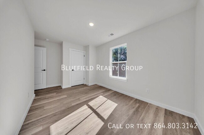 Building Photo - 267 Vanderbilt Rd