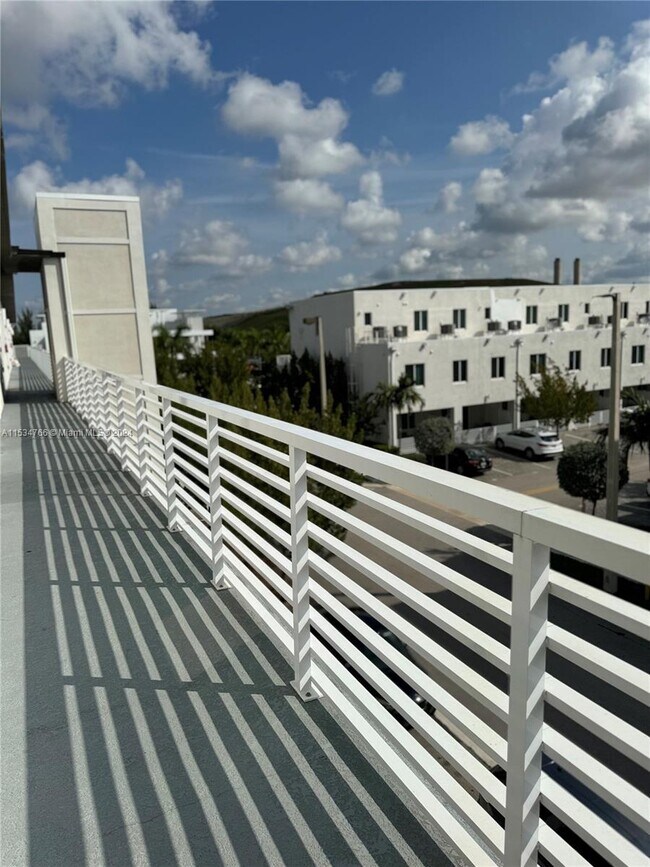 Foto del edificio - 6416 NW 102nd Ct