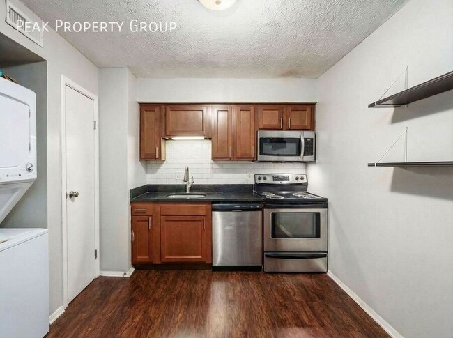 Building Photo - 1393-1395 Summit Street-2 Bedroom