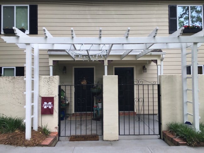 "C" and "D" Arbor/Patios - 2808 10th Ct S