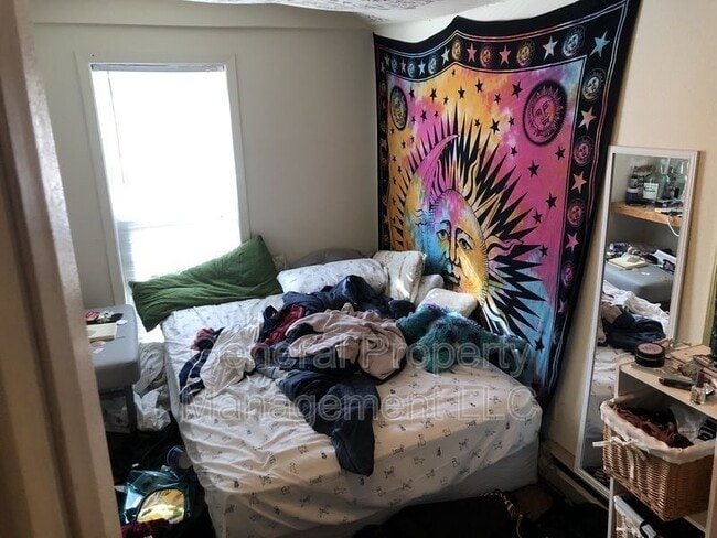 Building Photo - 3 bedroom 1 bathroom on Water street and n...