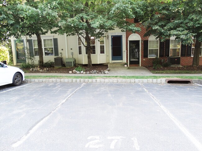 aparcamiento delantero - 2269 Nash Ct