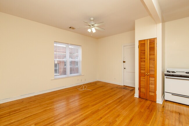 Building Photo - 857 W Cornelia Ave