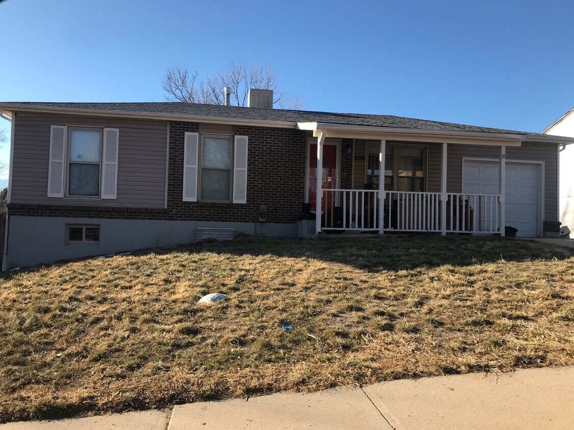 Primary Photo - Great 5 bedroom ranch style home close to ...