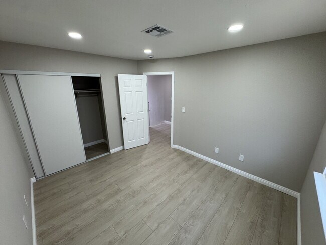 Foto del edificio - Beautifully Remodeled 2-Story Unit!