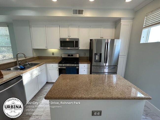 Building Photo - Modern 3-Bedroom Townhome in the Heart of ...