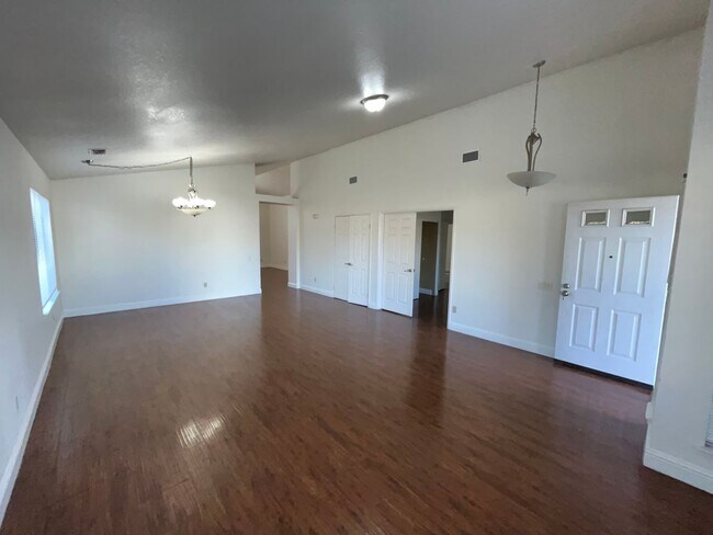 Foto del edificio - 4 Bed| 2 Bath | 1800 SF | Single Story | Tenant pays $175 monthly for WS&G