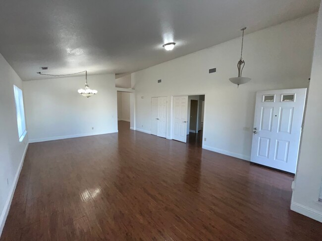 Building Photo - 4 BR, 2Ba, 1800SF, Single Story - Price in...