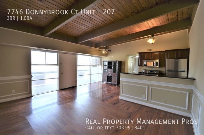 Building Photo - Bright and Open Top Floor Condo- Great View!