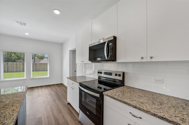 Building Photo - 13614 Pine Dr