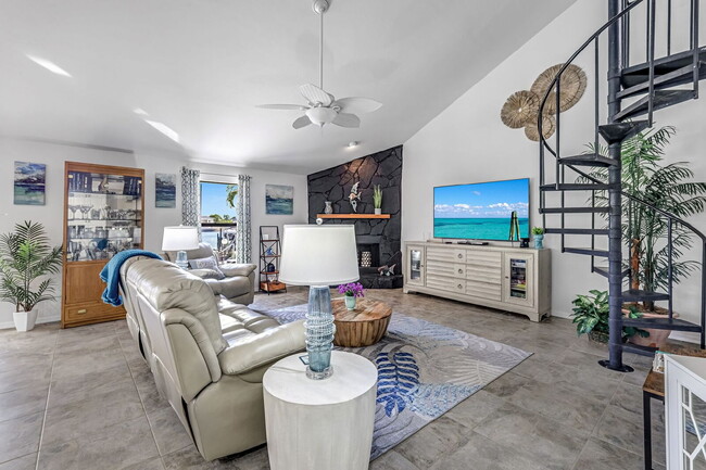 Foto del edificio - Furnished 4BR Waterfront Pool Home in Cape...