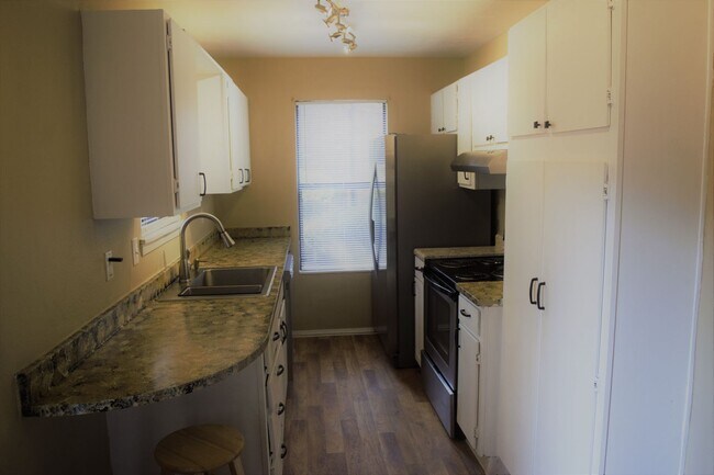 Building Photo - 1 Bed 1 Bath Condo Off Buckley Rd