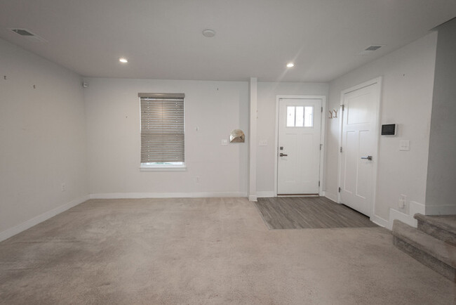 Foto del edificio - Gorgeous Townhome in Bryan Cove!