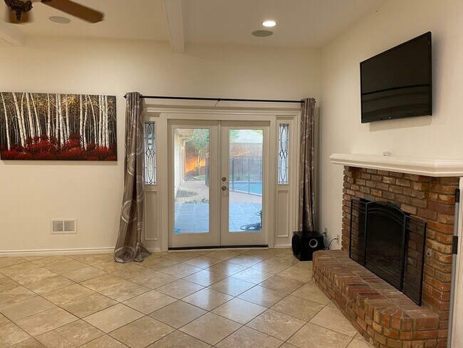 Foto del edificio - 737 Robin Ln