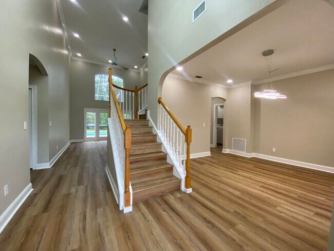 Building Photo - Remodeled 5/3.5 Pool Home in Hunters Ridge!