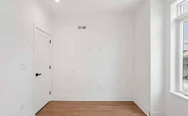 Foto del edificio - Luxury New Construction Townhome