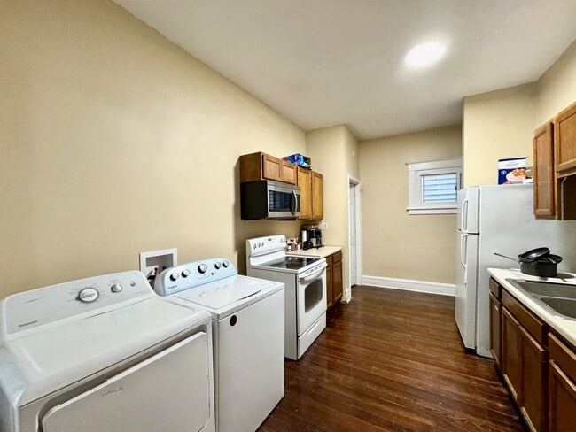 Building Photo - 4 Bed/2 bath UC Rental On Victor + Parking...