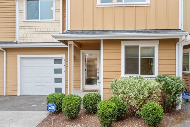 Building Photo - 4Bd/3.5Ba Mountlake Terrace Townhouse