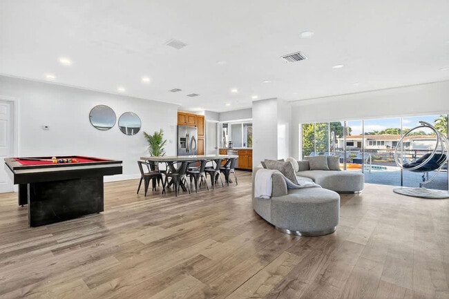 Building Photo - 2365 NE 195th St