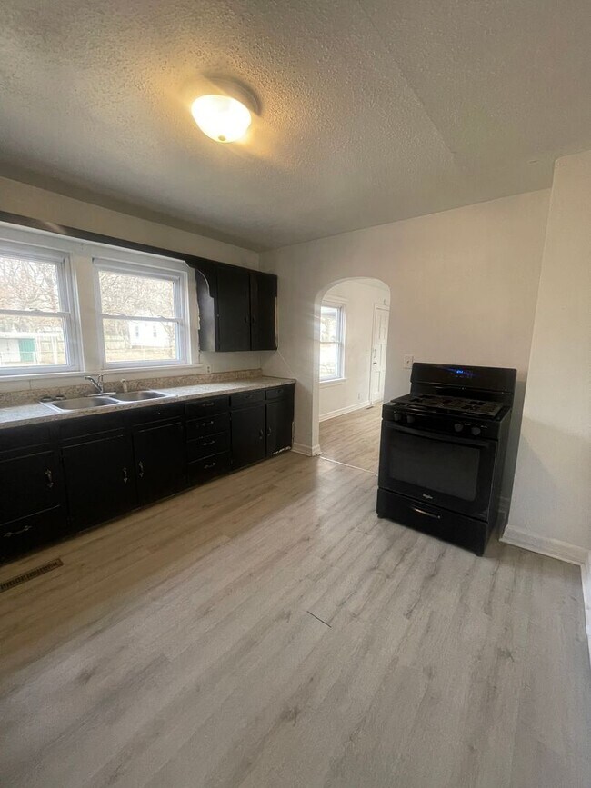 Building Photo - Available Now 2 bedroom 1 bathroom home