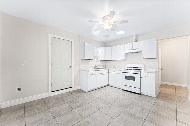 Building Photo - 748 N Sabina St