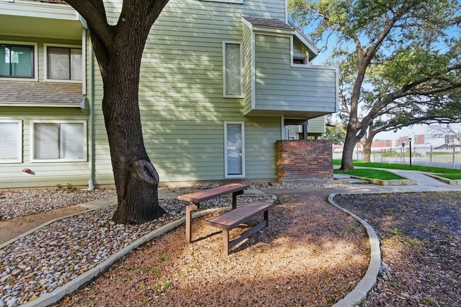 Building Photo - 3101 Sondra Dr