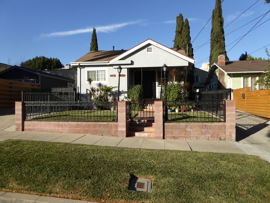 Foto principal - Double Primary Bedroom Home in Los Feliz.