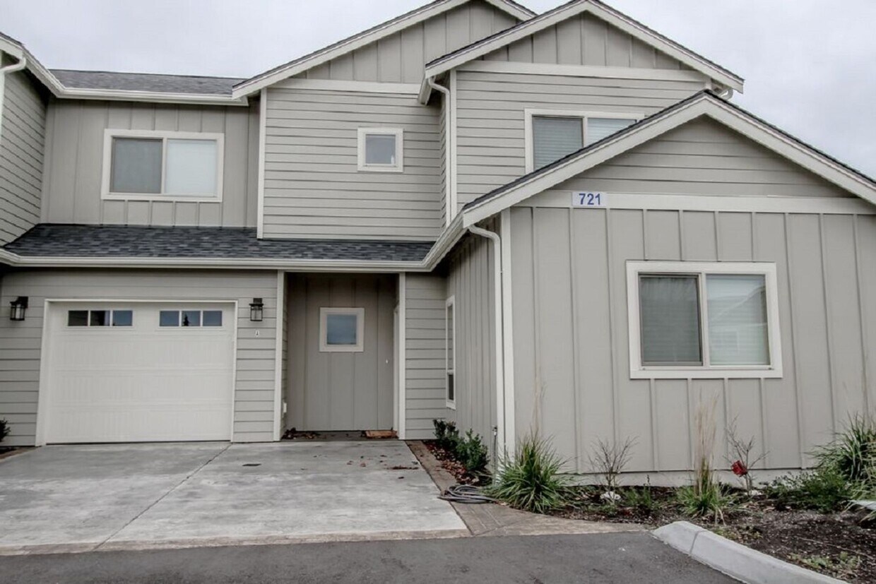 Primary Photo - Luxury 2-Bed x 2-Bath Condo For Rent
