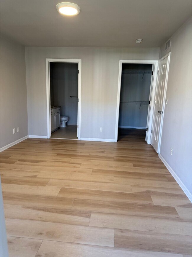 Master bed, with bath and closet inside - 5560 Pine Aires Dr