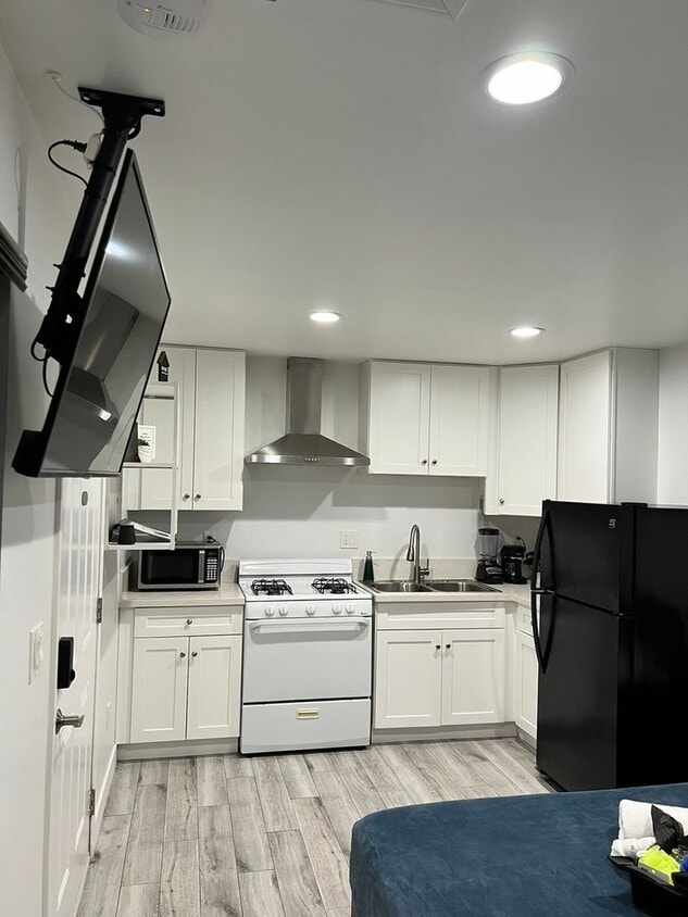 Foto principal - 7436 Cleon Ave