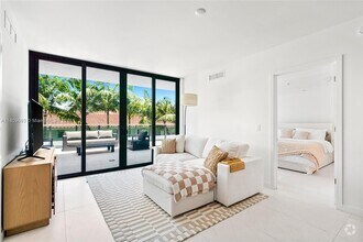 Building Photo - 9901 W Bay Harbor Dr