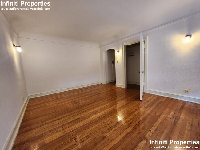Building Photo - 1533 W 83rd St