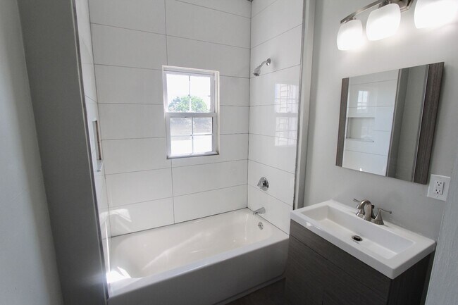 Foto del edificio - Large, Gorgeous Dorchester 4bed/2ba