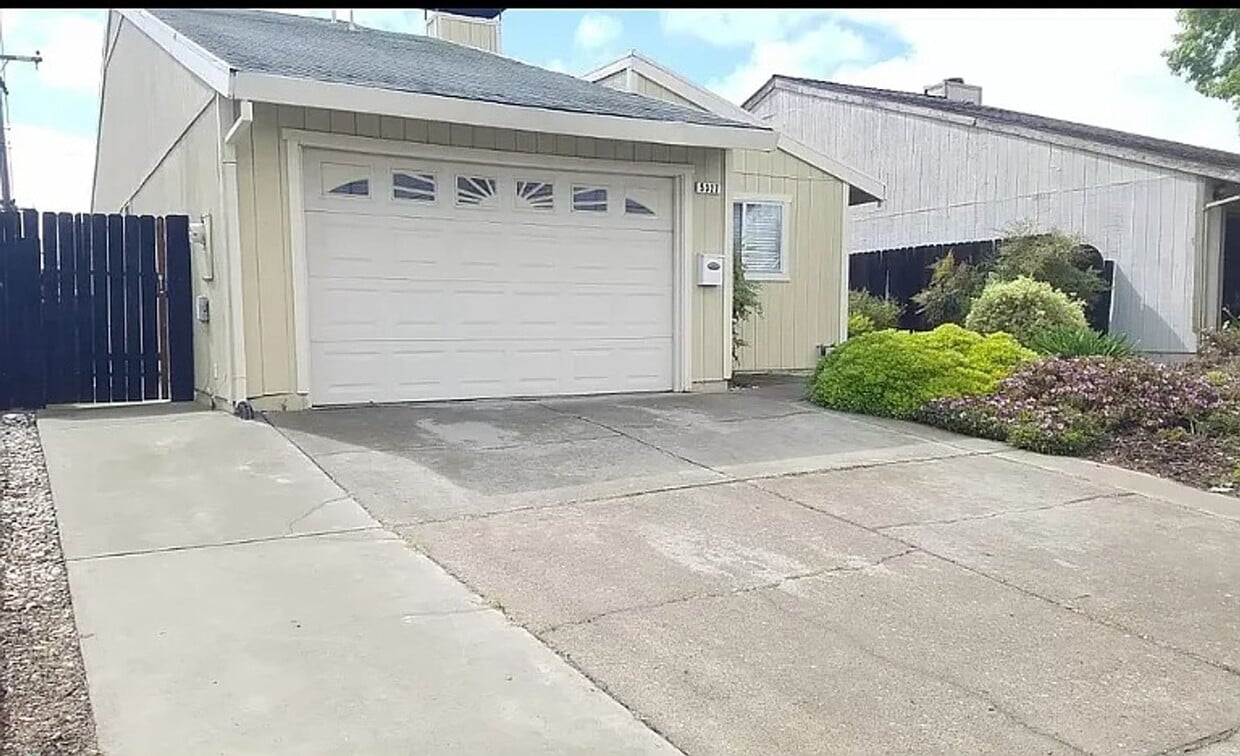 Primary Photo - 5327 Hillsdale Blvd