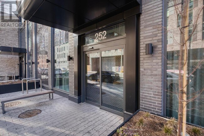 Photo du bâtiment - 252 Church St