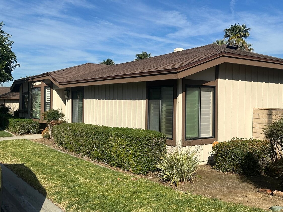 Primary Photo - JUST LISTED! Single-Story Condo