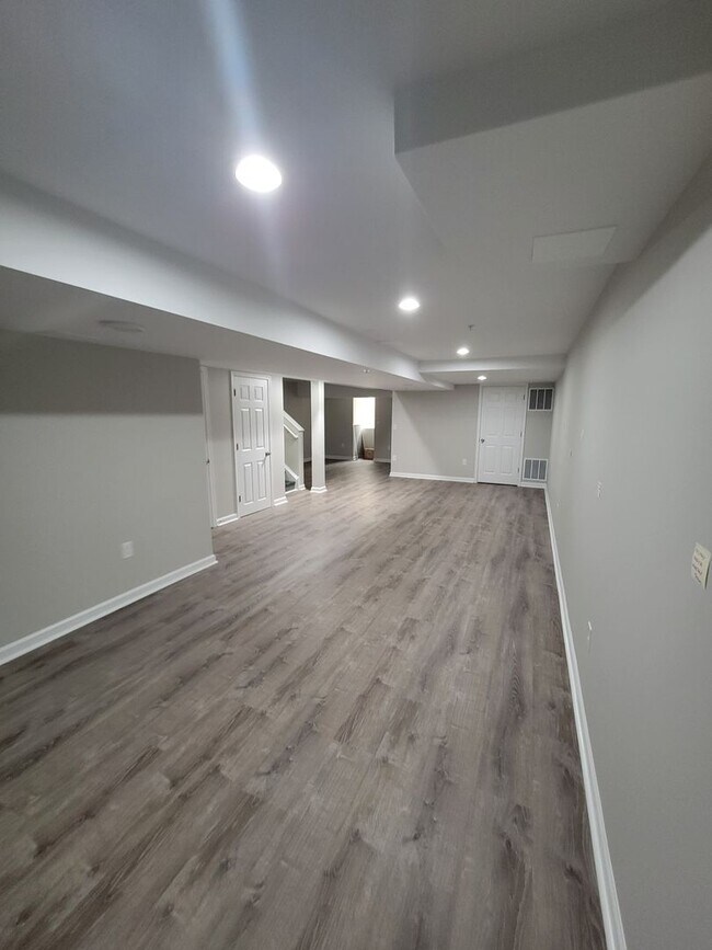 Building Photo - 200 Rolling Hill Dr
