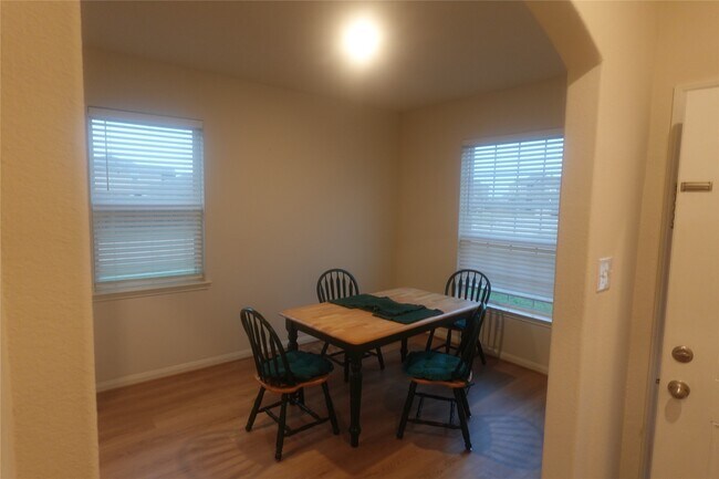 Foto del edificio - 300 Eastwood Flats Dr