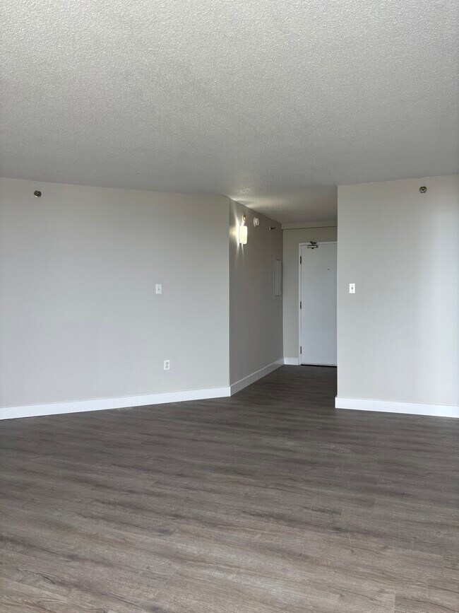 Photo du bâtiment - SPACIOUS TWO BEDROOM TWO BATHROOM APARTMENT AVAILABLE- DOWNTOWN DARTMOUTH
