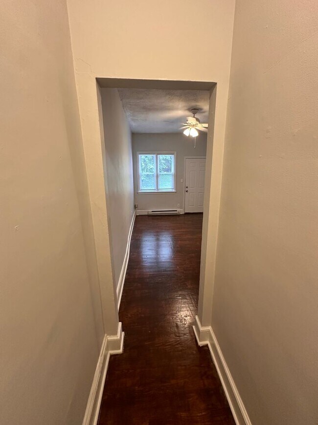 Building Photo - 2 Bedroom, 1 Bath apartment