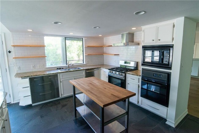 Building Photo - 1504 Wilson Heights Dr