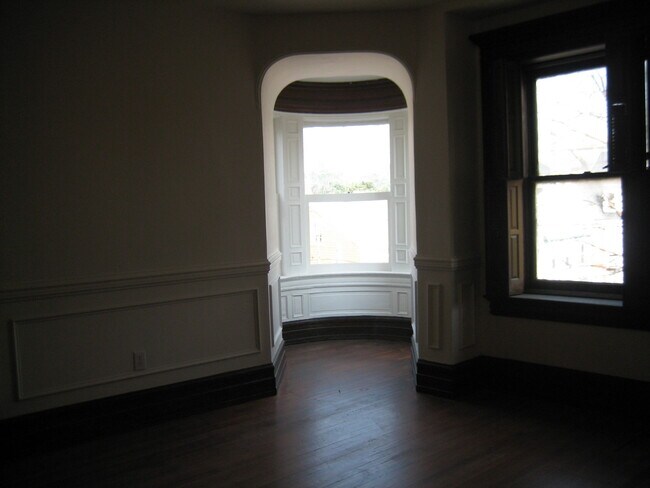 Building Photo - 3rd Floor Apartment in Historic Building-Y...