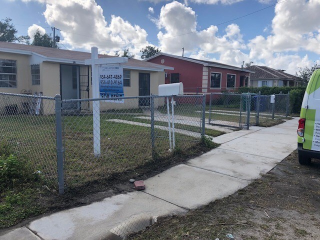 Primary Photo - 1820 NW 73rd St