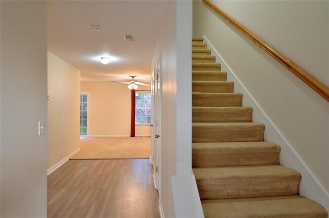 Building Photo - 805 Bellview Way