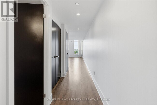 Photo du bâtiment - 111 St Clair Ave W