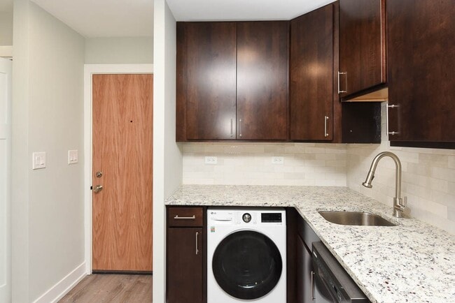 Foto del edificio - 450 W Barry Ave